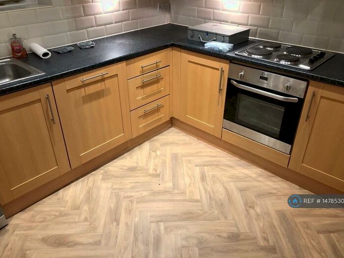 2 Bedroom Flat To Rent In Off Commercial Street, Leeds, LS26