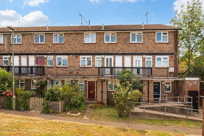 3 Bedroom Flat For Sale In Haldane Close, London, N10