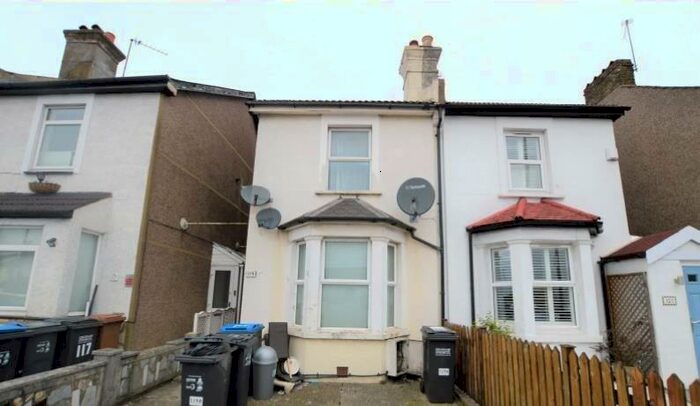 2 Bedroom Apartment To Rent In Whitehorse Lane, London, SE25