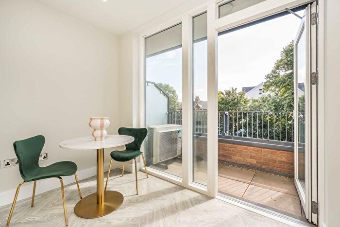 1 Bedroom Flat For Sale In Sandycombe Road, Richmond, TW9
