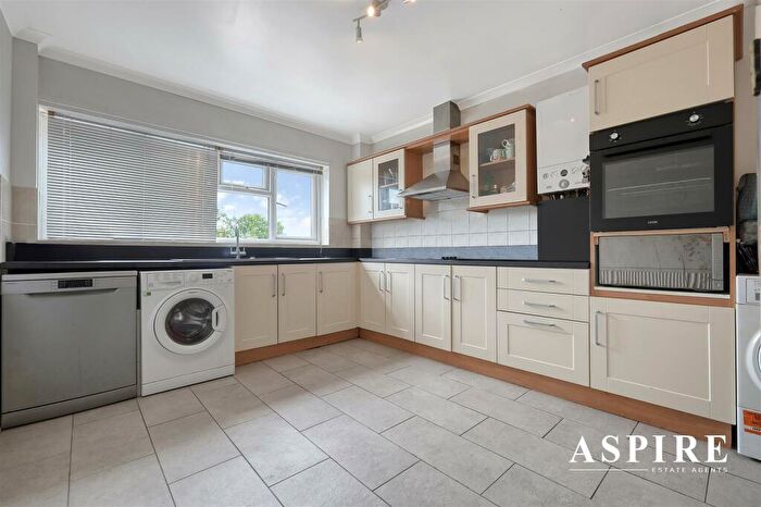 2 Bedroom Flat For Sale In High Road, Benfleet, SS7