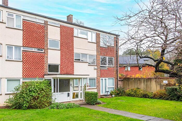 2 Bedroom Apartment For Sale In Cliftonville Court, Northampton, NN1