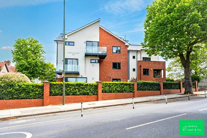 2 Bedroom Apartment For Sale In High Road, London, N2