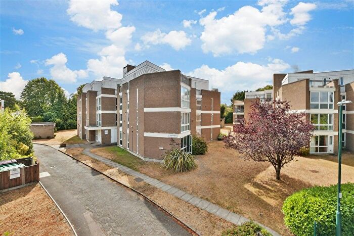 3 Bedroom Flat For Sale In Albion Road, Sutton, Surrey, SM2