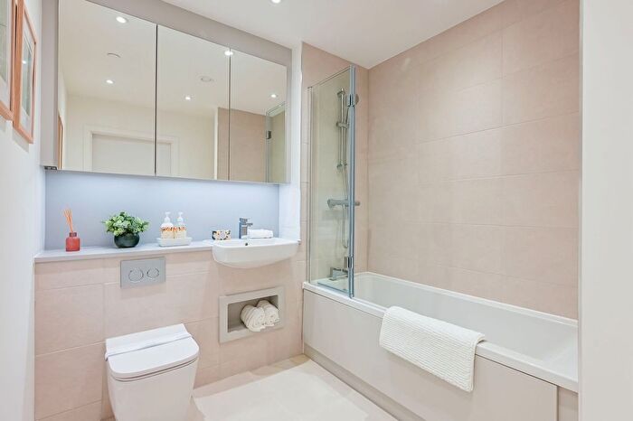 2 Bedroom Flat For Sale In Hendon Waterside, Hendon, NW9