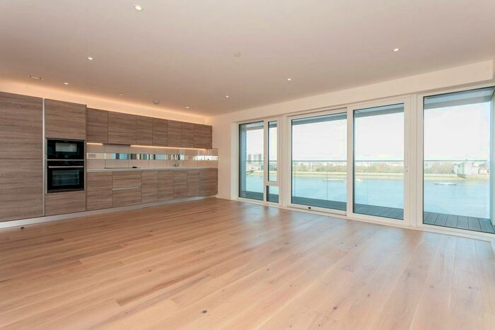 3 Bedroom Flat To Rent In Deveraux House, Woolwich, London, SE18