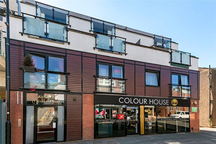 2 Bedroom Flat For Sale In Croydon Road, Caterham, Surrey, CR3