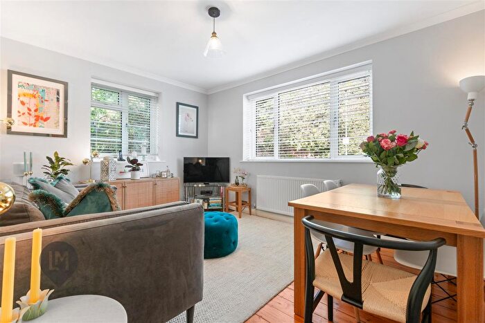 2 Bedroom Flat For Sale In Limes Gardens, London, SW18