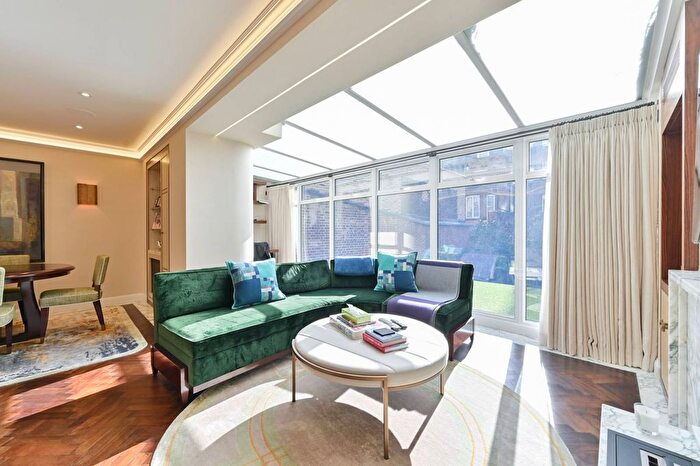 3 Bedroom Flat To Rent In Upper Grosvenor Street, Mayfair, London, W1K