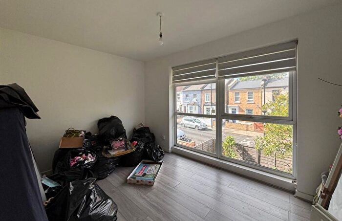 1 Bedroom Flat For Sale In A Avenue Road, Haringey, London, N15