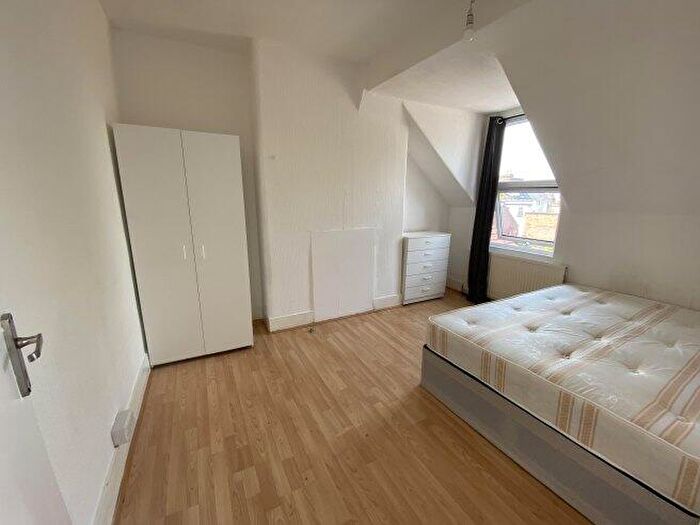 2 Bedroom Flat To Rent In Walm Lane, NW2