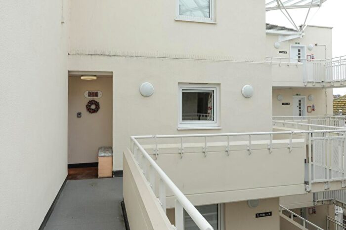 1 Bedroom Flat For Sale In West Cliff Road, Broadstairs, Kent, CT10