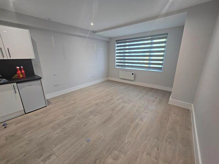Studio To Rent In Brentmead Place, London, NW11