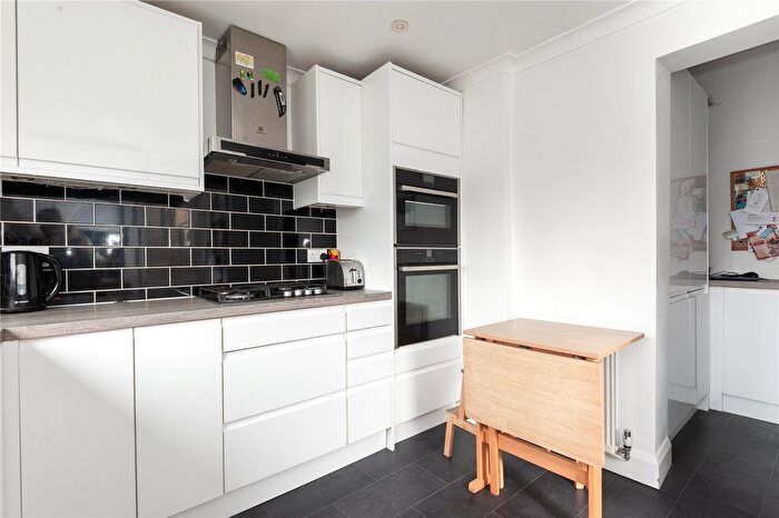 3 Bedroom End Of Terrace House For Sale In Meadway, Twickenham, TW2