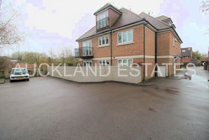 2 Bedroom Flat To Rent In Bluebridge Road, Brookmans Park, Hatfield, AL9