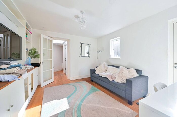 3 Bedroom Flat To Rent In Heyford Avenue, Vauxhall, London, SW8