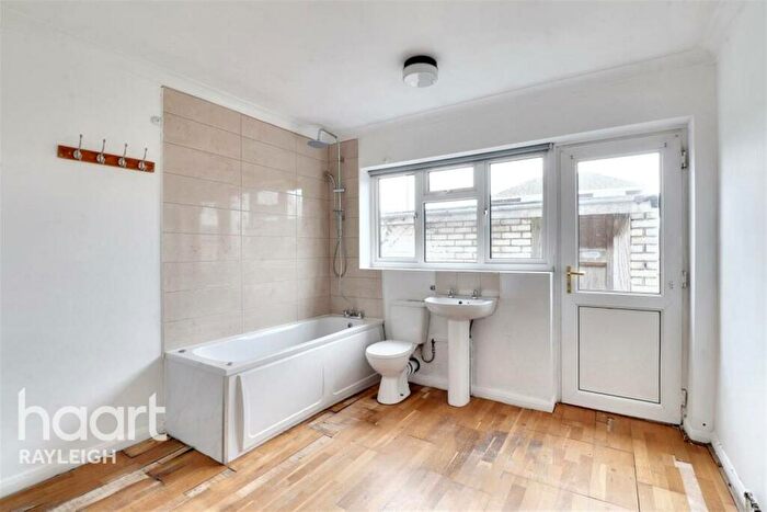 5 Bedroom Detached House To Rent In Link Road, Canvey Island, SS8