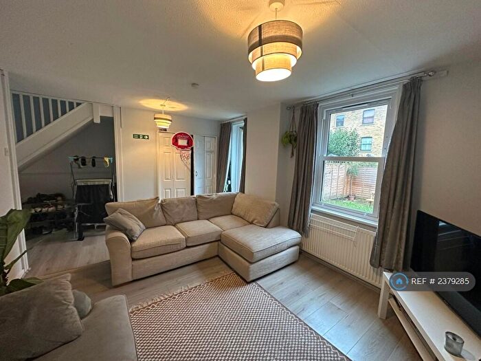 3 Bedroom Maisonette To Rent In Queensbury Street, London, N1