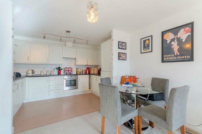 2 Bedroom Flat To Rent In Victoria Avenue, West Molesey, KT8