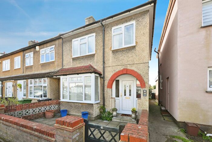 3 Bedroom End Of Terrace House For Sale In Murchison Road, Hoddesdon, EN11