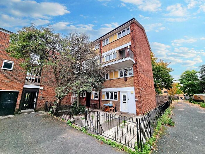 2 Bedroom Flat For Sale In Francis Street, London, E15