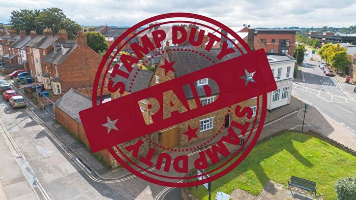 4 Bedroom End Of Terrace House For Sale In Causeway, Banbury, OX16