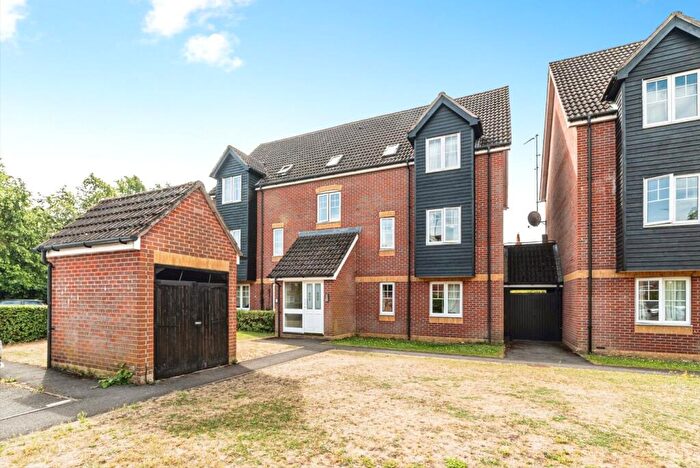 2 Bedroom Flat To Rent In Harbury Court, Newbury, RG14