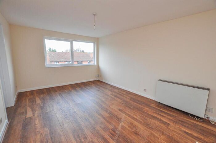 2 Bedroom Flat To Rent In Cedarwood Drive, St Albans, AL4