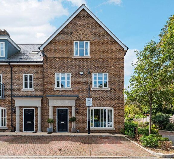 4 Bedroom End Of Terrace House For Sale In Portland Crescent, Marlow, SL7