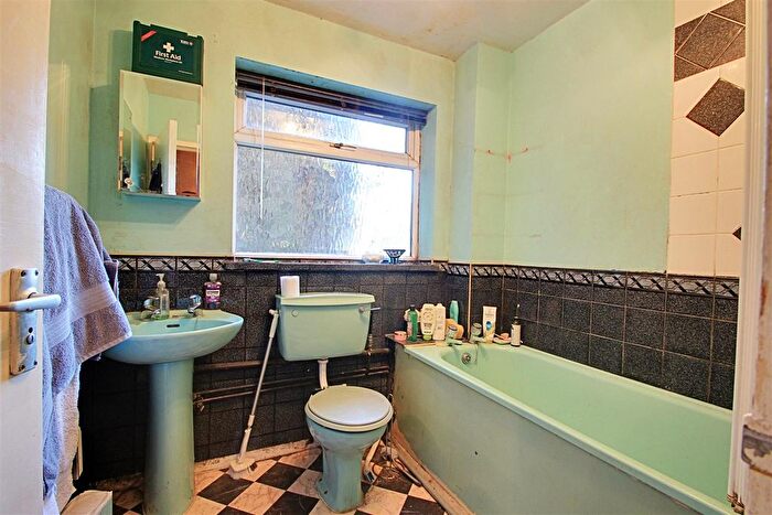 2 Bedroom Flat For Sale In Riverside Close, Kings Langley, WD4