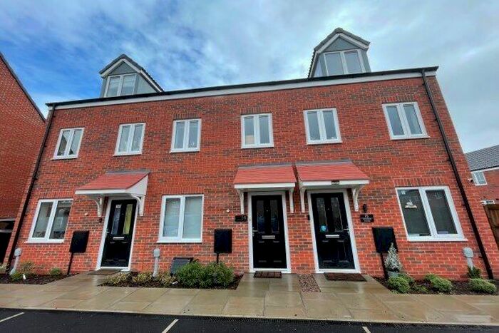 3 Bedroom Town House To Rent In Canada Close, Nottingham, NG14