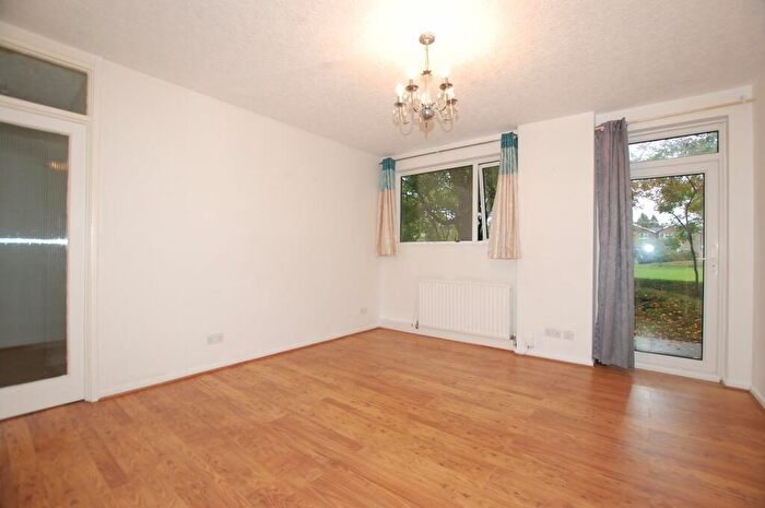 2 Bedroom Flat To Rent In Rectory Green, Beckenham, BR3