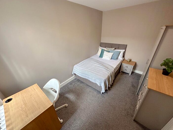 1 Bedroom House To Rent In Empress Road, L7