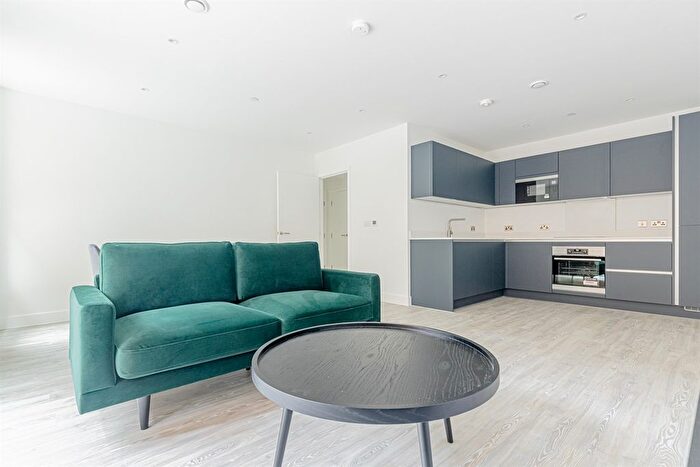 1 Bedroom Flat To Rent In Clovelly Road, Hounslow, TW3