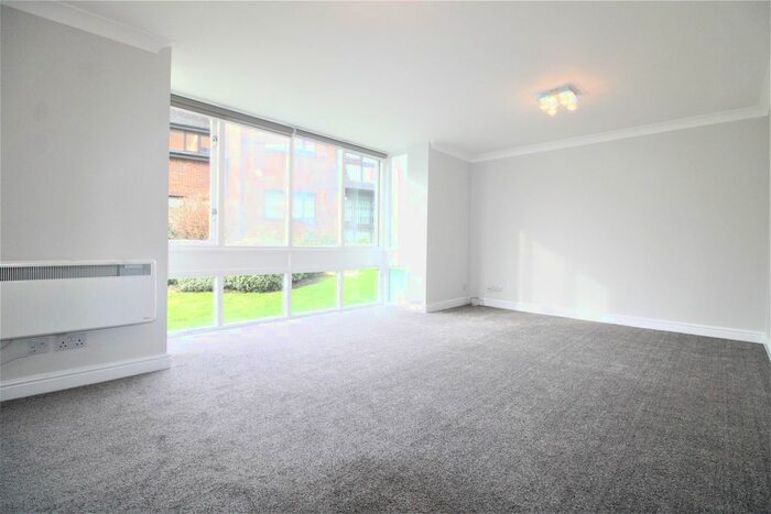 2 Bedroom Flat To Rent In Wyllyotts Close, Potters Bar, EN6