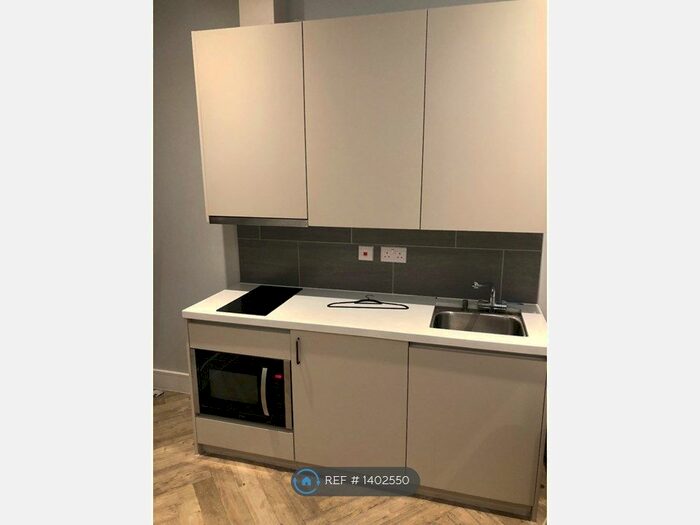 Studio To Rent In Hanger Lane, London, W5