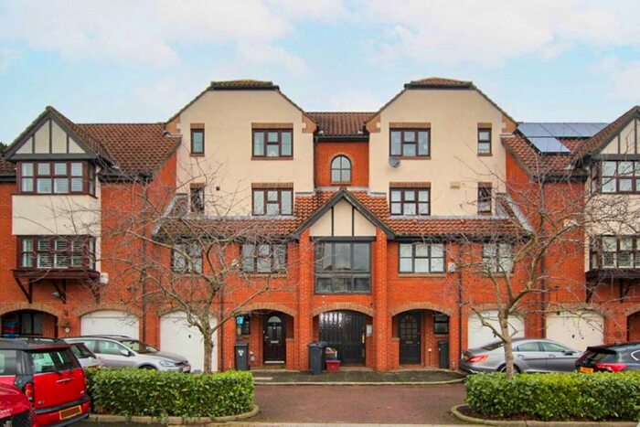 2 Bedroom Flat To Rent In Bankside Close, Isleworth, TW7
