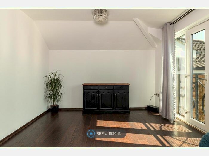 2 Bedroom Flat To Rent In Yukon Road, Broxbourne, EN10