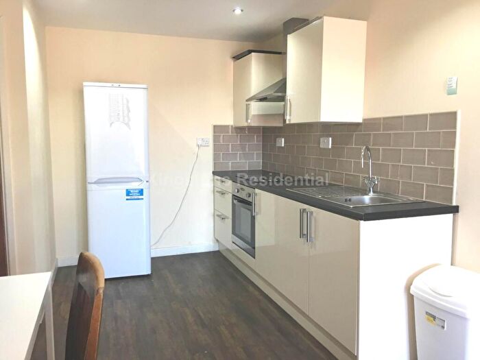 3 Bedroom Apartment To Rent In Bedroom Flat At Miskin Street, Cathays, Cardiff, CF24