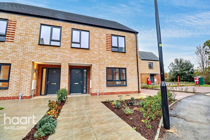 3 Bedroom Semi Detached House For Sale In Chapelgate Mews, Essex, SS15