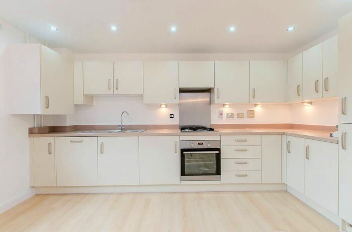 2 Bedroom Flat To Rent In Walnut Tree Close, Guildford, GU1