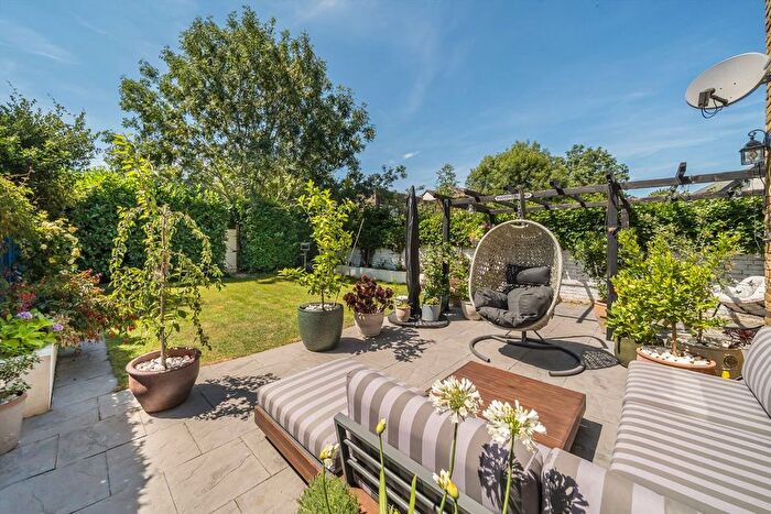 2 Bedroom Flat For Sale In Longley Road, London, SW17