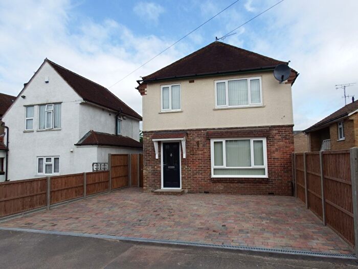3 Bedroom Detached House To Rent In Kingsway, Woking, GU21