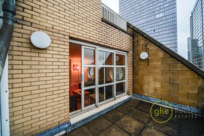 3 Bedroom Flat To Rent In Cascades Tower, Canary Wharf, London, E14