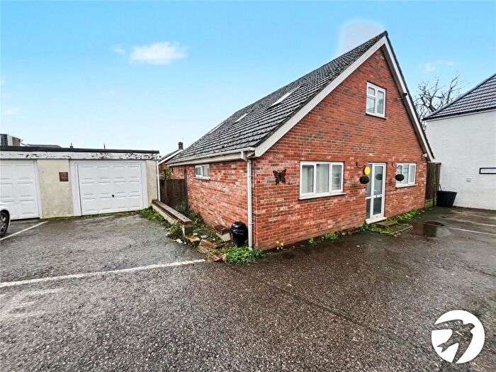 4 Bedroom Bungalow For Sale In Frindsbury Road, Rochester, Kent, ME2