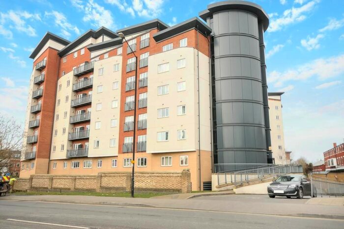 2 Bedroom Flat To Rent In Slough, Berkshire, SL1