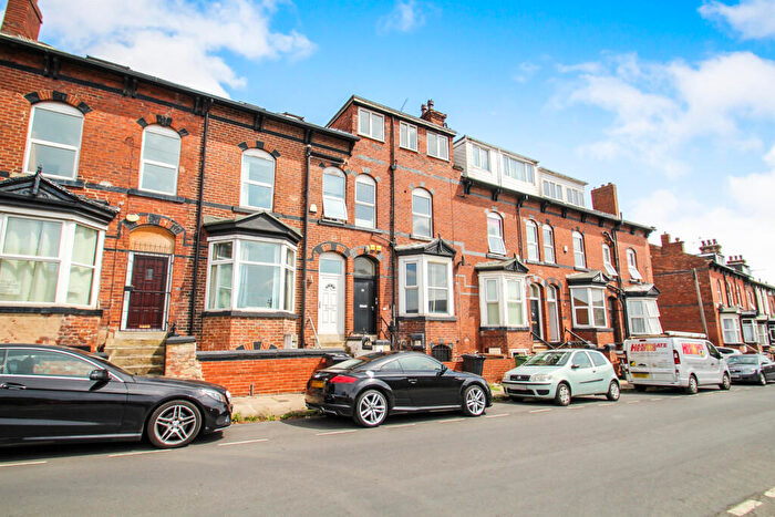 4 Bedroom Apartment To Rent In Billsi Ncluded -Kendal Lane, City Centre, LS3