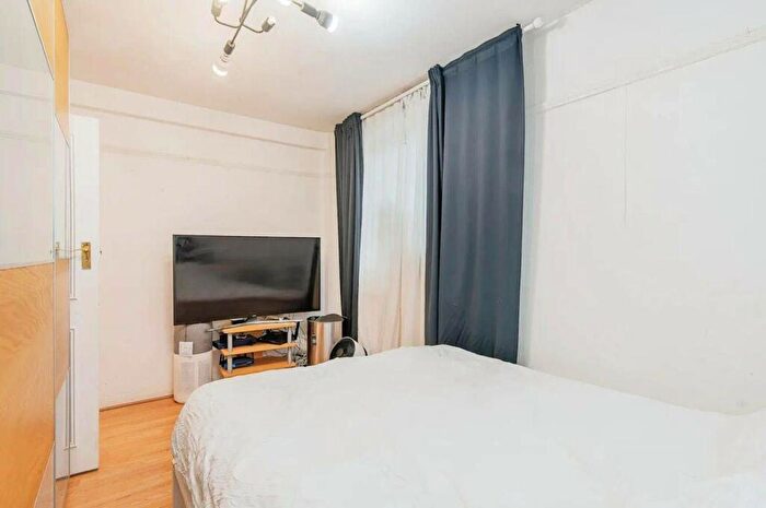 2 Bedroom Flat For Sale In Elmers End Road, Anerley, London, SE20