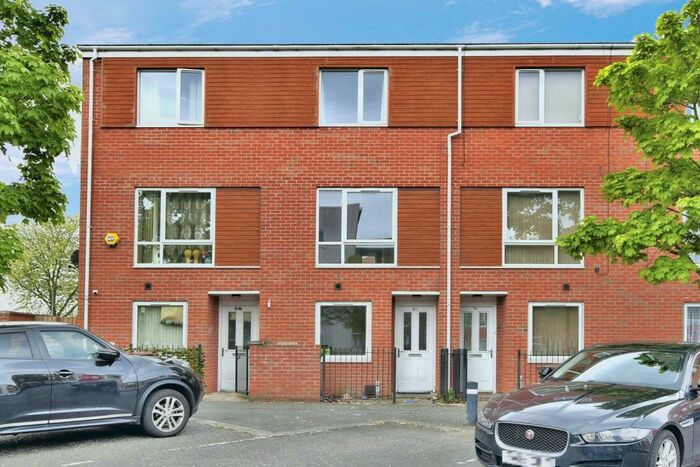 4 Bedroom Town House To Rent In Markfield Avenue, Manchester, M13