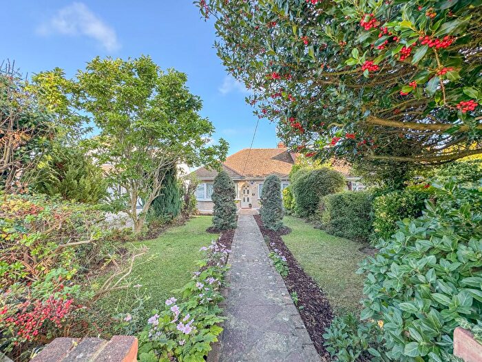 3 Bedroom Semi-Detached Bungalow For Sale In Chestnut Close, Hockley, SS5